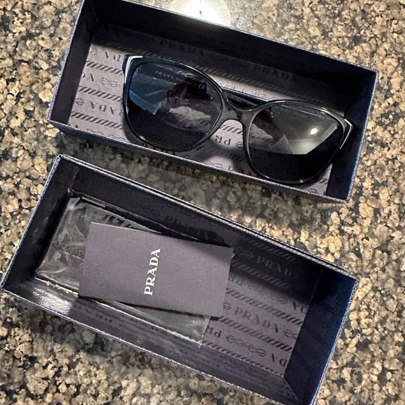 Prada sunglasses - Picture 2 of 7